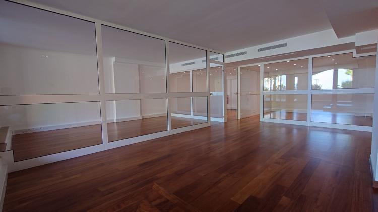 Bureau avec vitrine donnant une rue piétonne