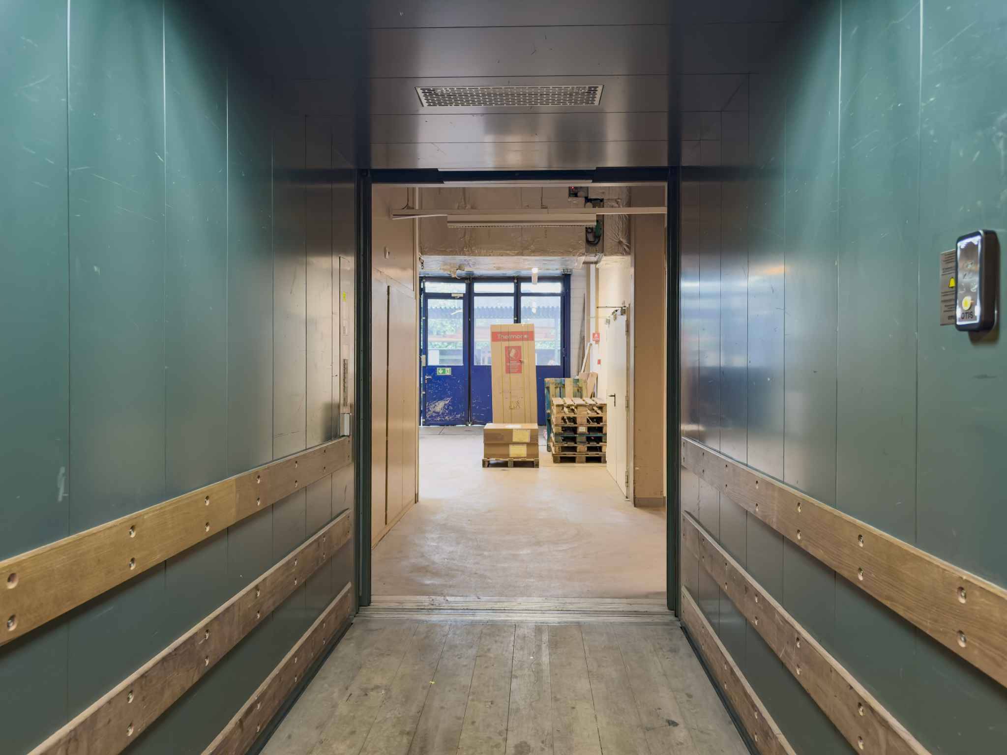 Bureaux lumineux et semi-aménagés à Meyrin