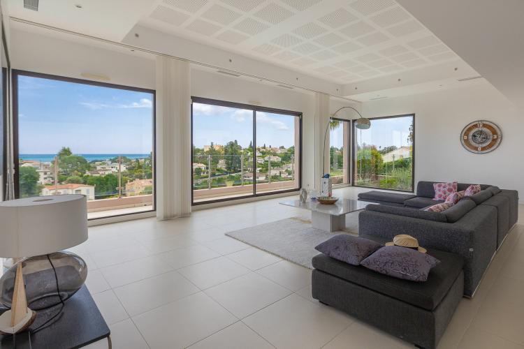 Villa moderne avec vue panoramique sur la mer dans domaine privé à Antibes