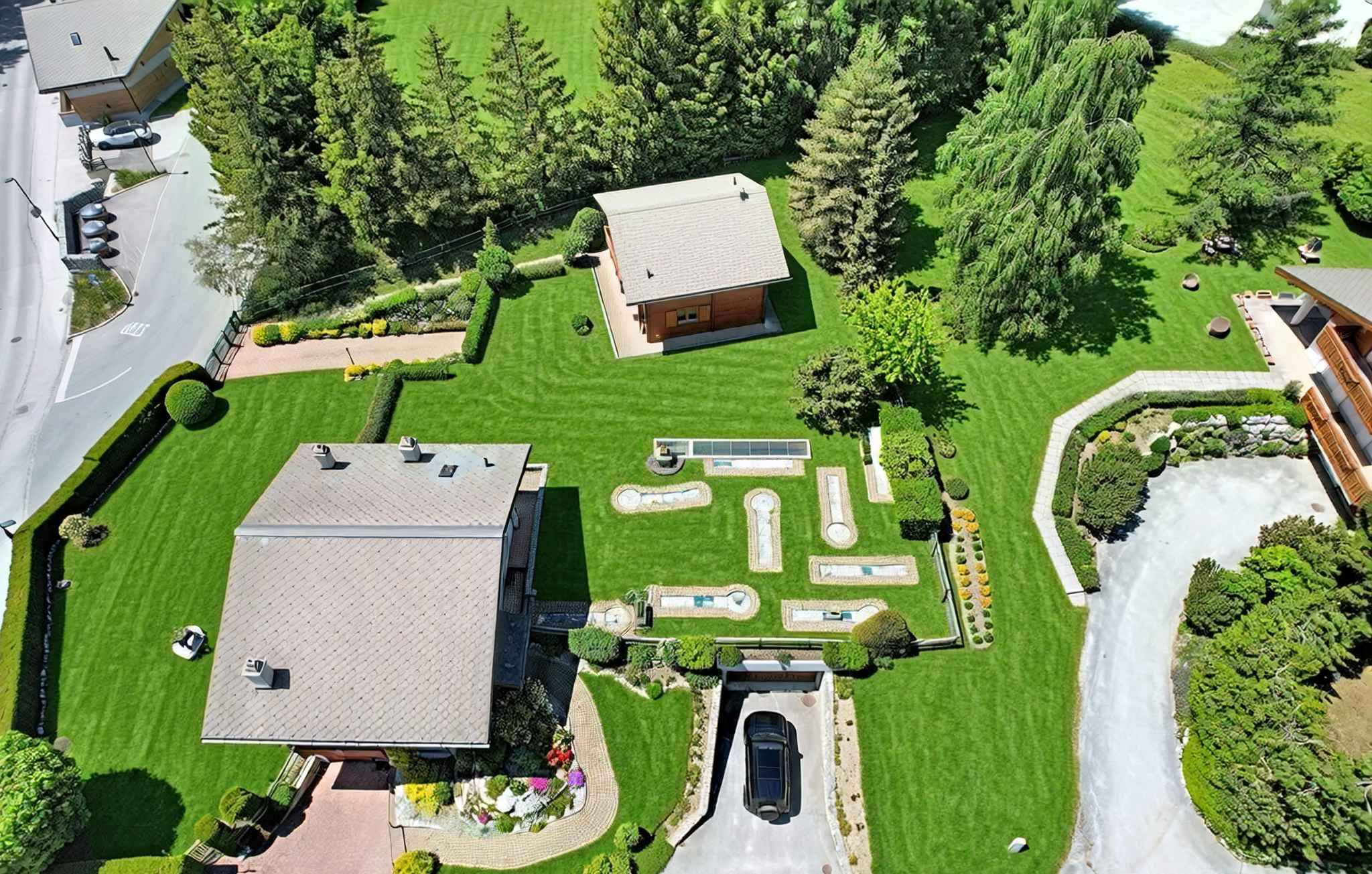 Domaine avec 2 chalets individuels reliés par les sous-sols