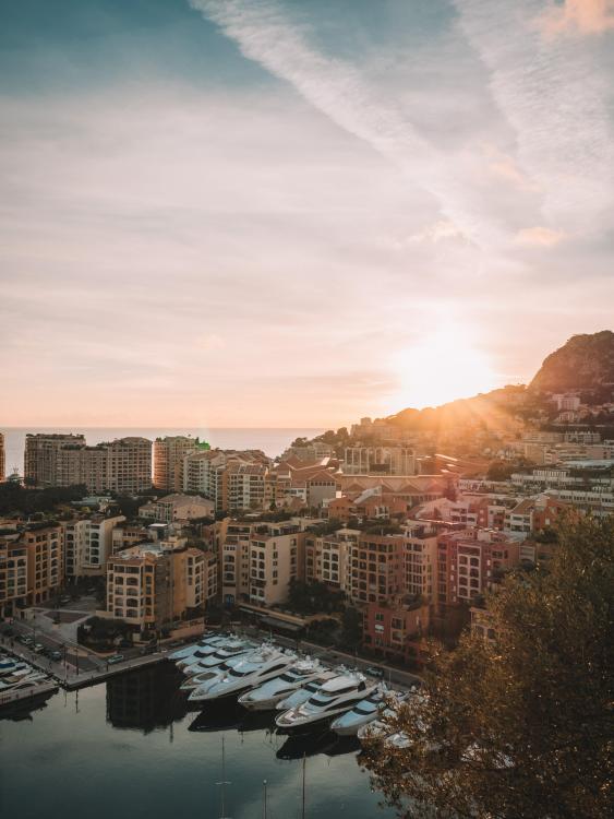FONTVIEILLE - EMPLACEMENT IDEAL- LOCAL COMMERCIAL OU BUREAU BOTTICELLI