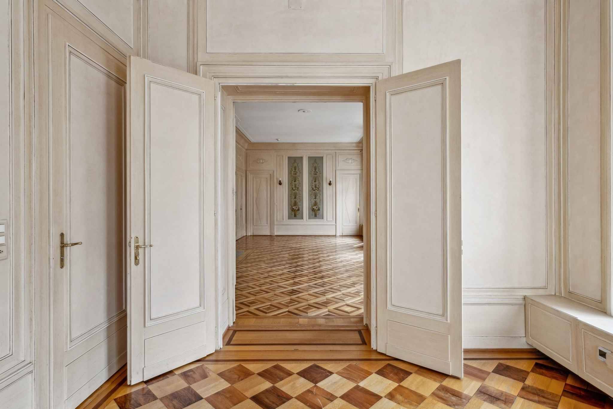Immeuble administratif rénové d'environ 1300m2 - Quartier des Banques