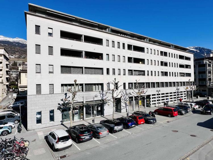 Arcade de 177 m2 idéalement située en face de la gare de Sierre