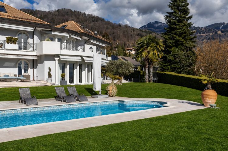 Unique Propriété de 8.5 pièces avec vue panoramique et piscine
