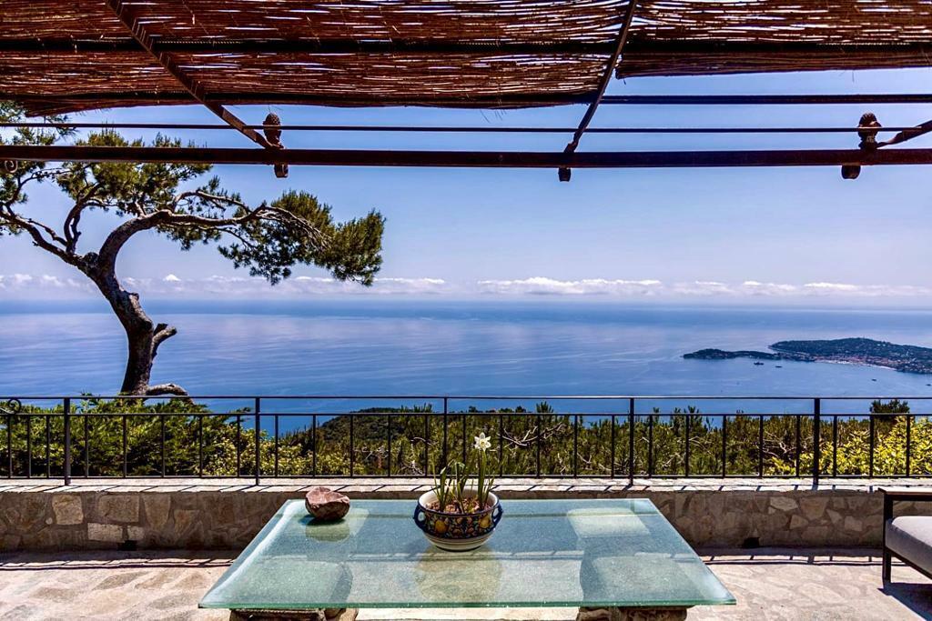 VILLA BELLEVUE SURPLOMBANT LA MER