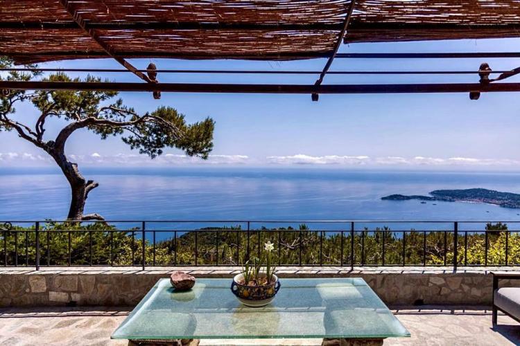 VILLA BELLEVUE SURPLOMBANT LA MER