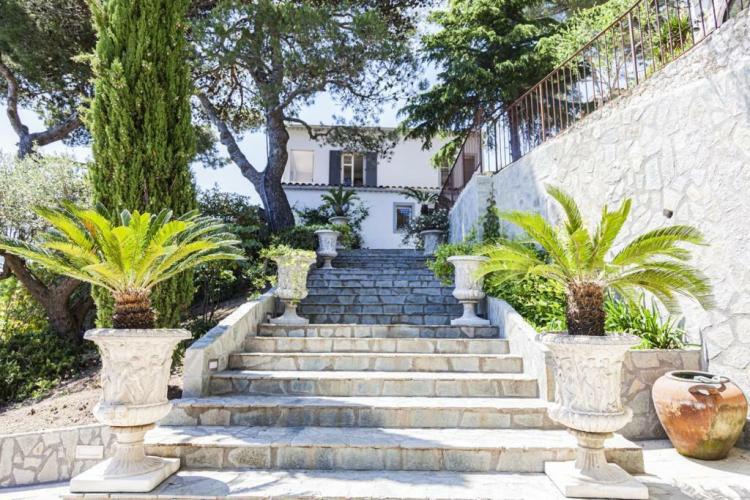 VILLA BELLEVUE SURPLOMBANT LA MER