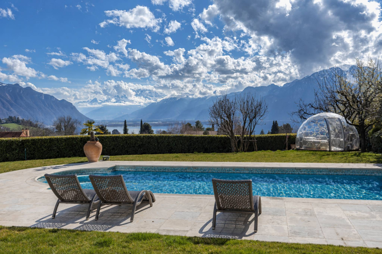 Unique Propriété de 8.5 pièces avec vue panoramique et piscine
