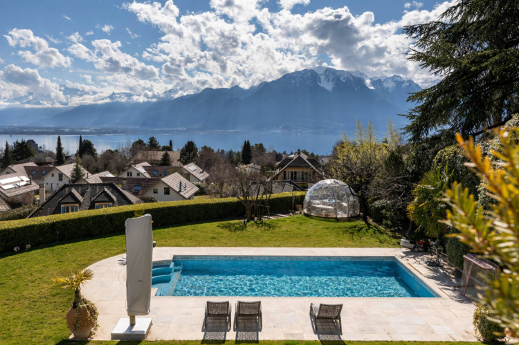 Unique Propriété de 8.5 pièces avec vue panoramique et piscine