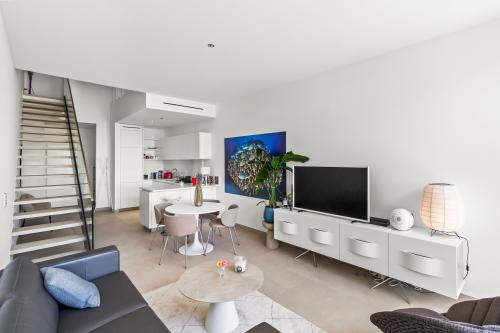 Stella: 2 Pièces avec Parking et Vue sur le Port Hercule dans Immeuble Récent