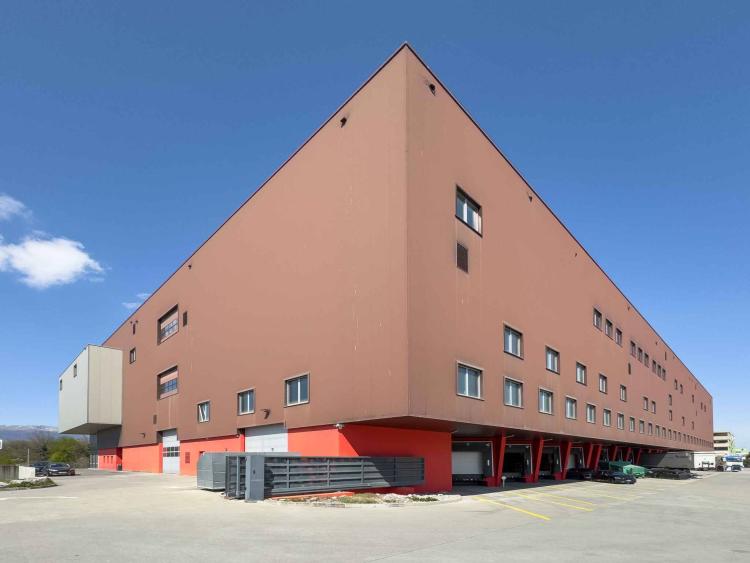 Magnifique dépôt Logistique de 1'000m² avec Quais de Déchargement
