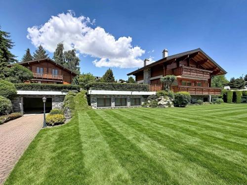 Domaine avec 2 chalets individuels reliés par les sous-sols