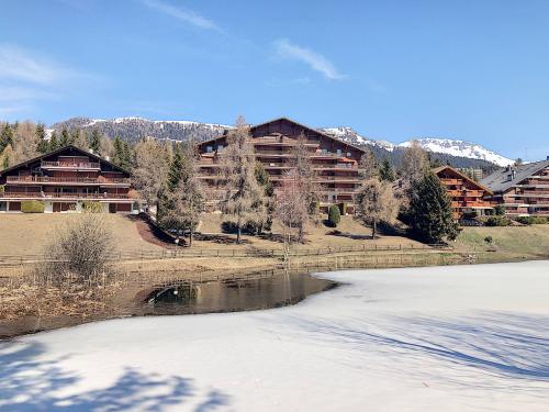 Superbe appartement de 6 pièces au bord du lac de la Moubra avec très belle vue sur les Alpes et le golf.