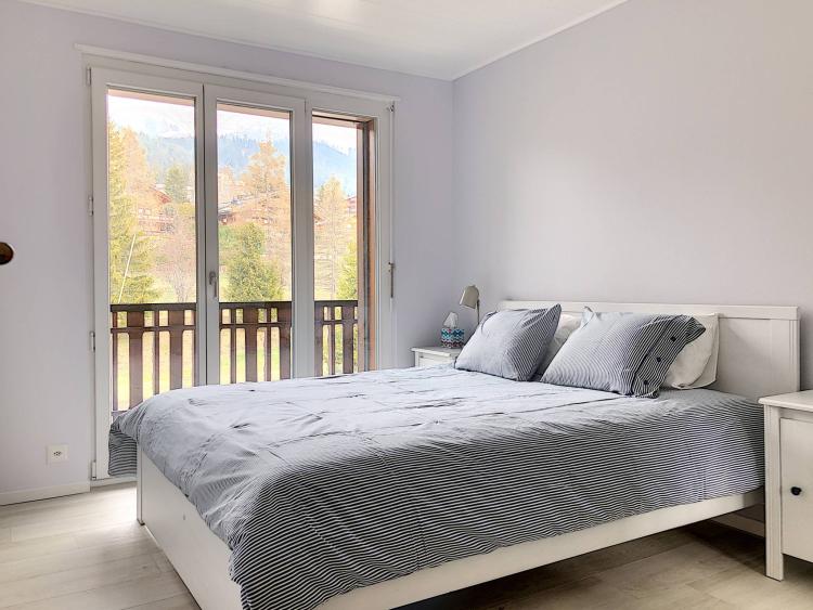 Superbe appartement de 6 pièces au bord du lac de la Moubra avec très belle vue sur les Alpes et le golf.