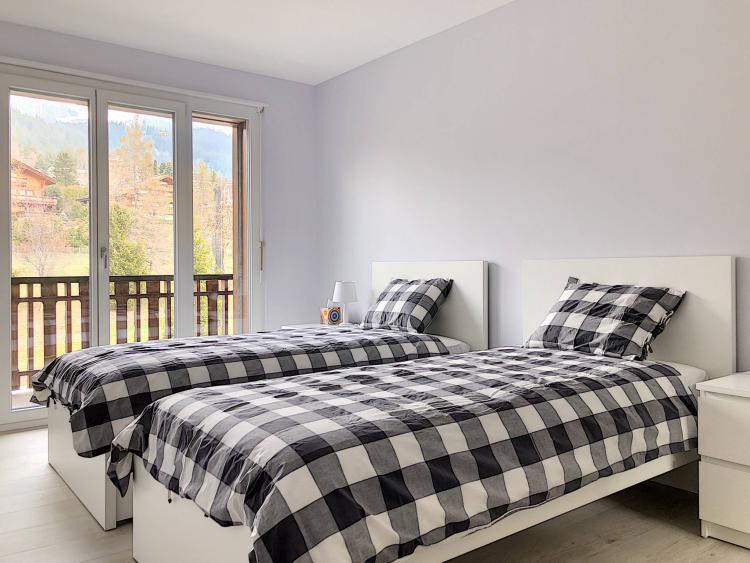 Superbe appartement de 6 pièces au bord du lac de la Moubra avec très belle vue sur les Alpes et le golf.