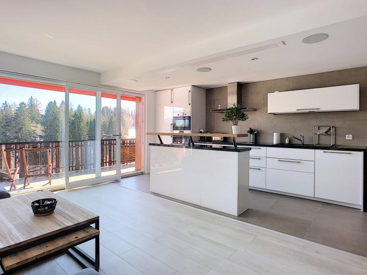 Superbe appartement de 6 pièces au bord du lac de la Moubra avec très belle vue sur les Alpes et le golf.