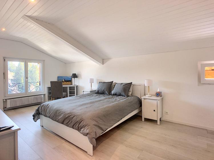 Superbe appartement de 6 pièces au bord du lac de la Moubra avec très belle vue sur les Alpes et le golf.