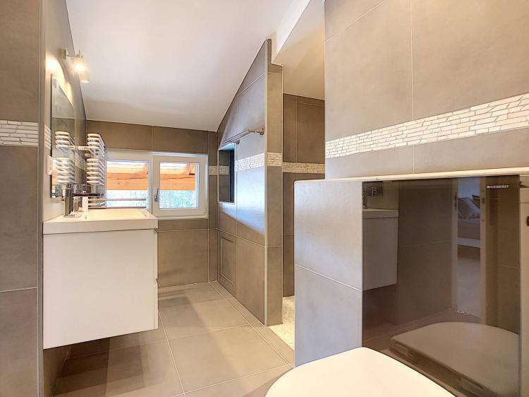 Superbe appartement de 6 pièces au bord du lac de la Moubra avec très belle vue sur les Alpes et le golf.