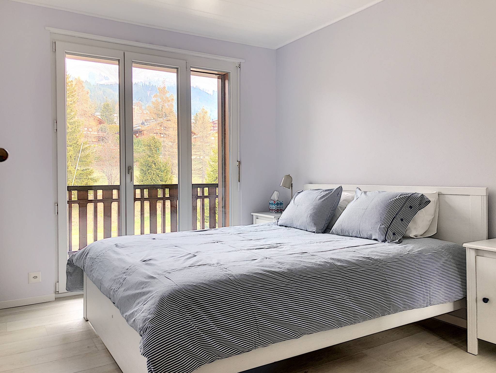 Superbe appartement de 6 pièces au bord du lac de la Moubra avec très belle vue sur les Alpes et le golf.