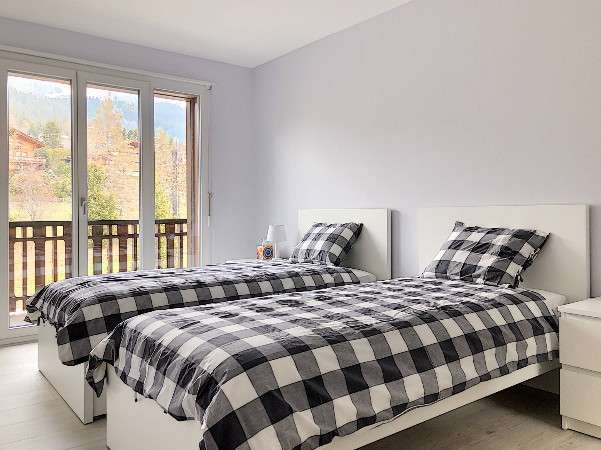 Superbe appartement de 6 pièces au bord du lac de la Moubra avec très belle vue sur les Alpes et le golf.