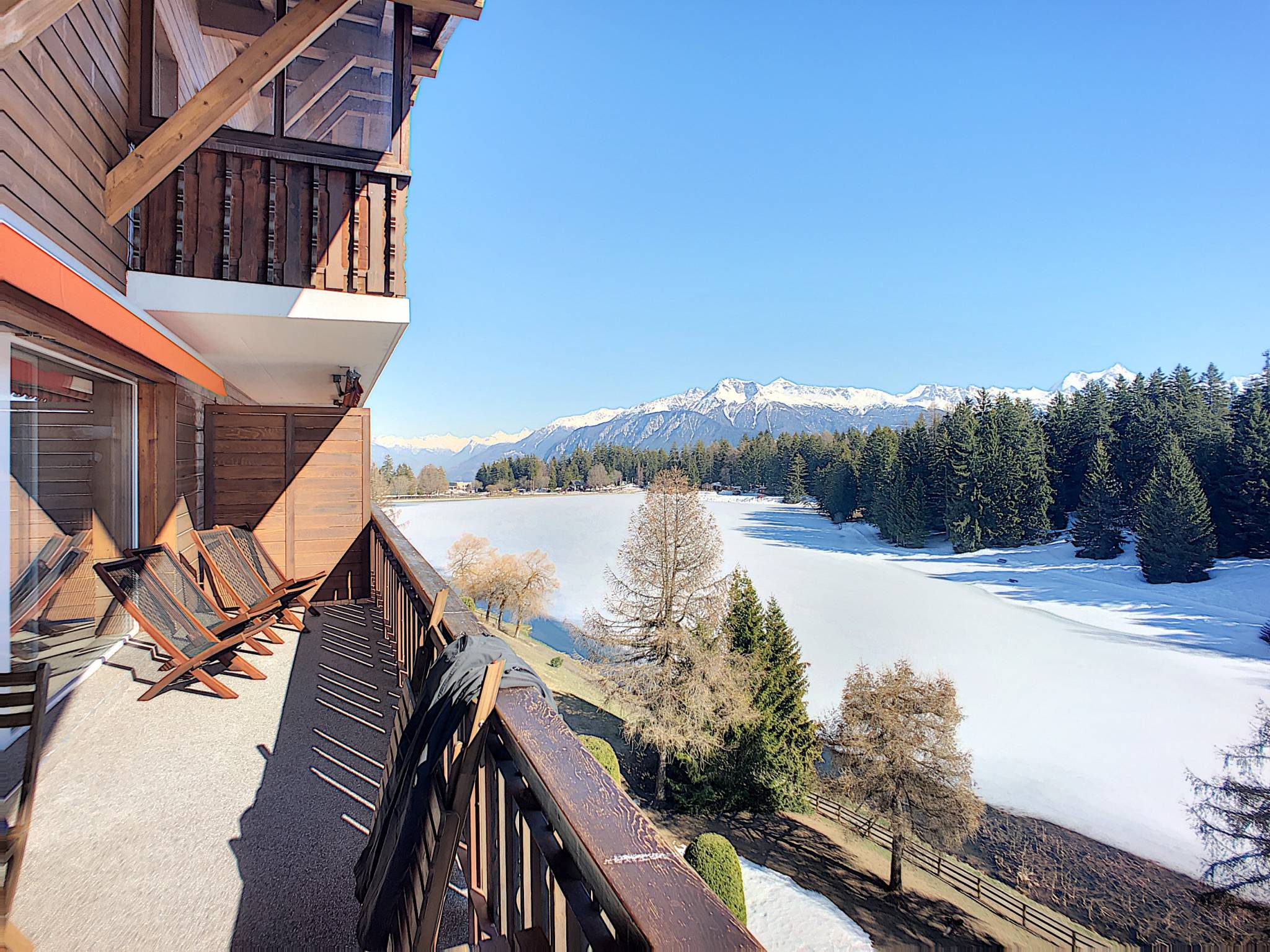 Superbe appartement de 6 pièces au bord du lac de la Moubra avec très belle vue sur les Alpes et le golf.