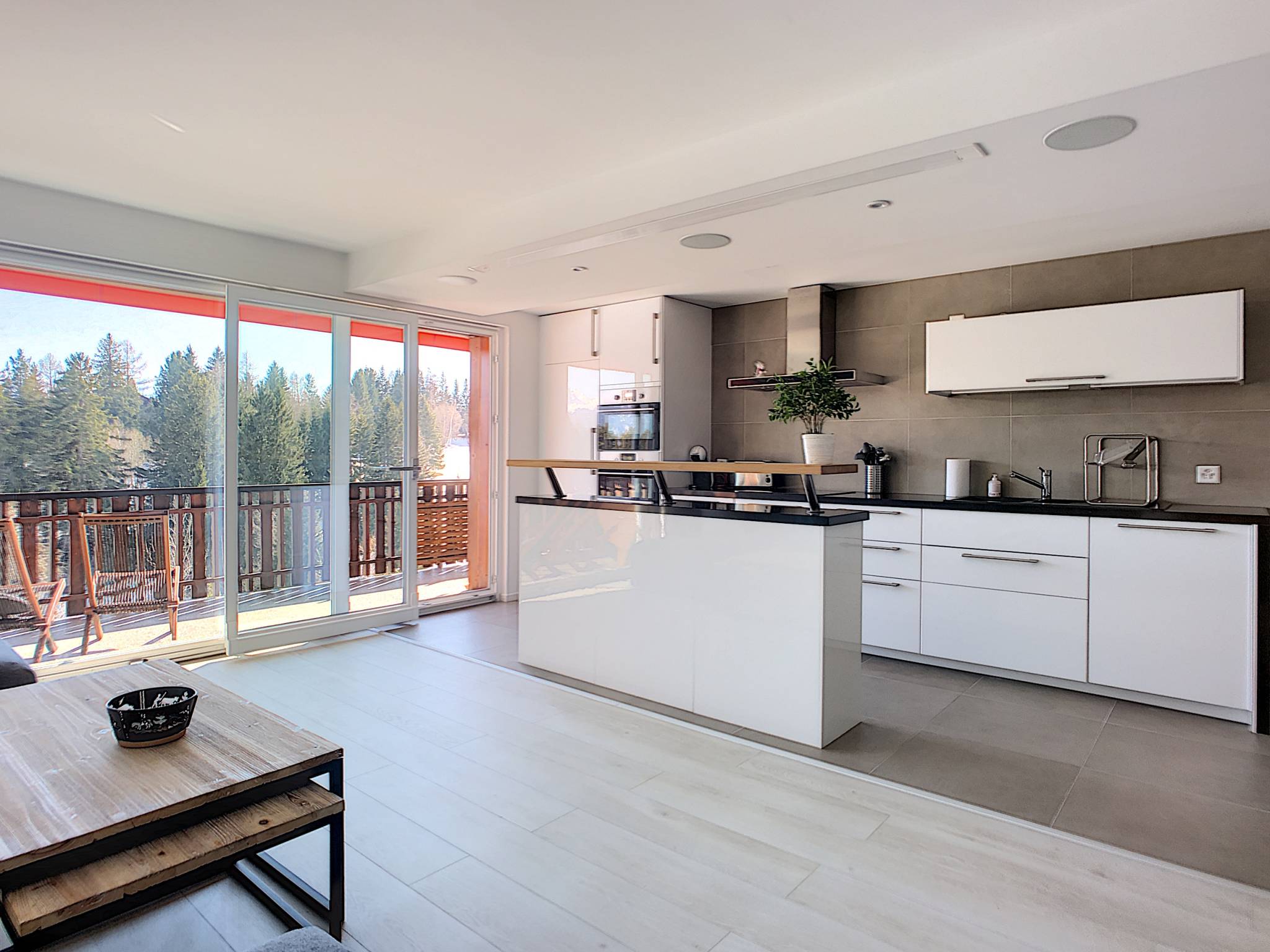 Superbe appartement de 6 pièces au bord du lac de la Moubra avec très belle vue sur les Alpes et le golf.