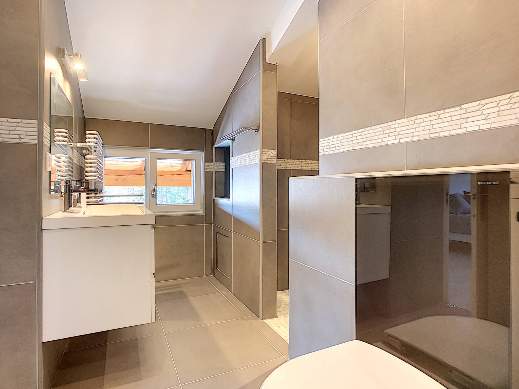 Superbe appartement de 6 pièces au bord du lac de la Moubra avec très belle vue sur les Alpes et le golf.