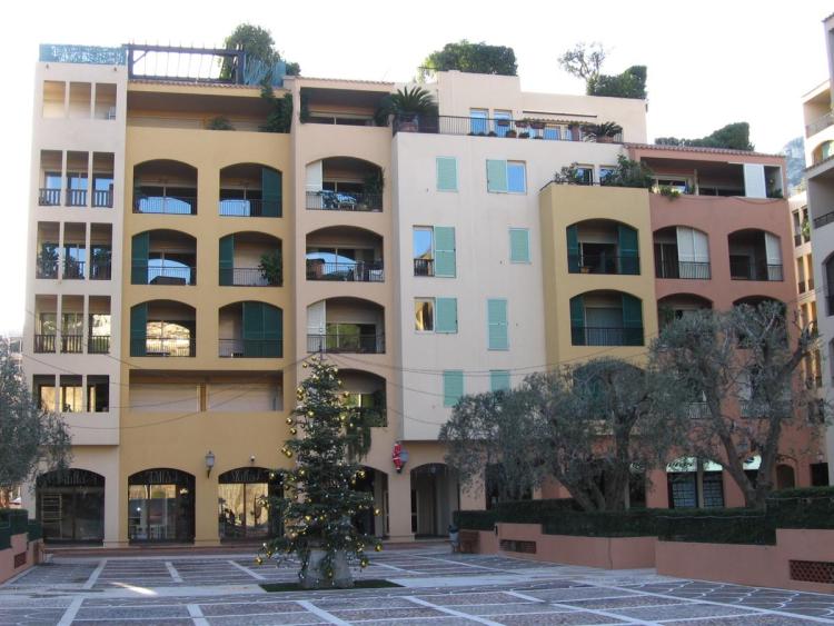 FONTVIEILLE - EMPLACEMENT IDEAL- LOCAL COMMERCIAL OU BUREAU BOTTICELLI