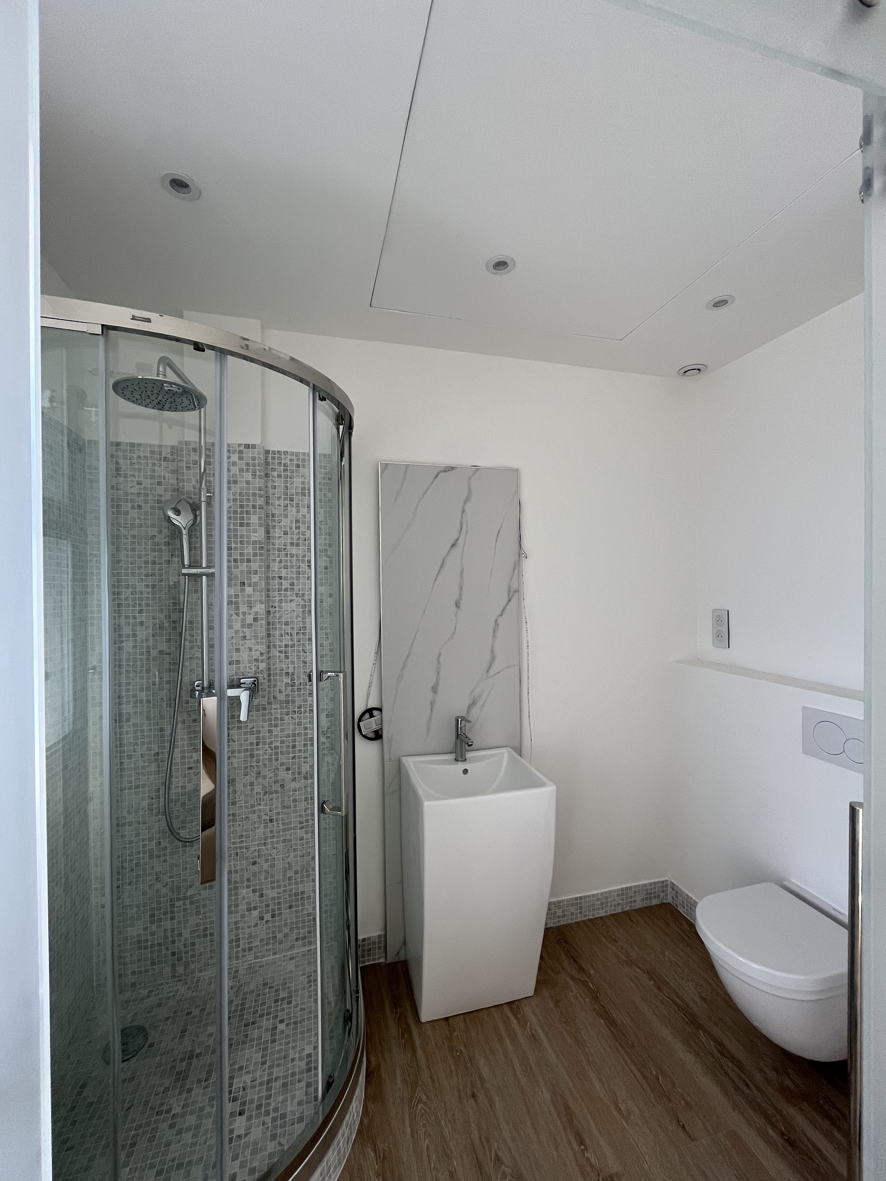 TRES BEL APPARTEMENT ENTIEREMENT RENOVE