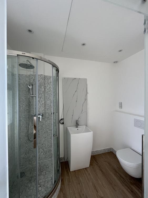 TRES BEL APPARTEMENT ENTIEREMENT RENOVE