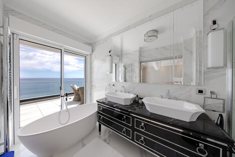 PENTHOUSE RENOVE PROCHE DE MONACO AVEC VUE MER SUR