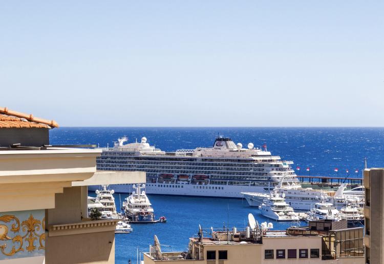 Stella: 2 Pièces avec Parking et Vue sur le Port Hercule dans Immeuble Récent