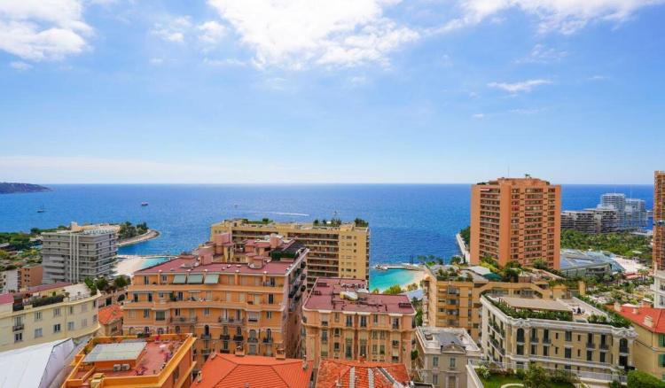 Exceptionnel penthouse en location avec piscine privée et vue mer panoramique