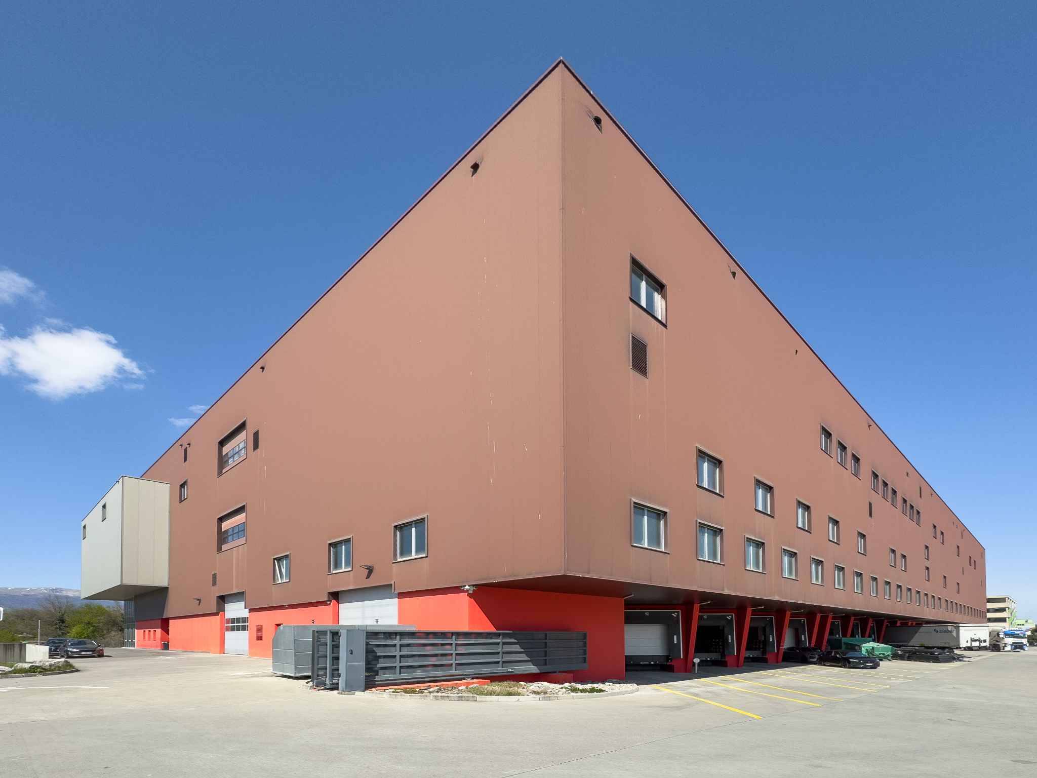 Dépôt Logistique -aménagé de racks - accès quais de Déchargement