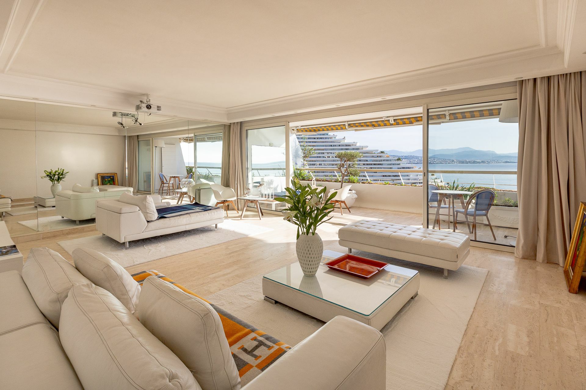 Appartement de deux chambres avec vue sur la mer à Marina Baie des Anges