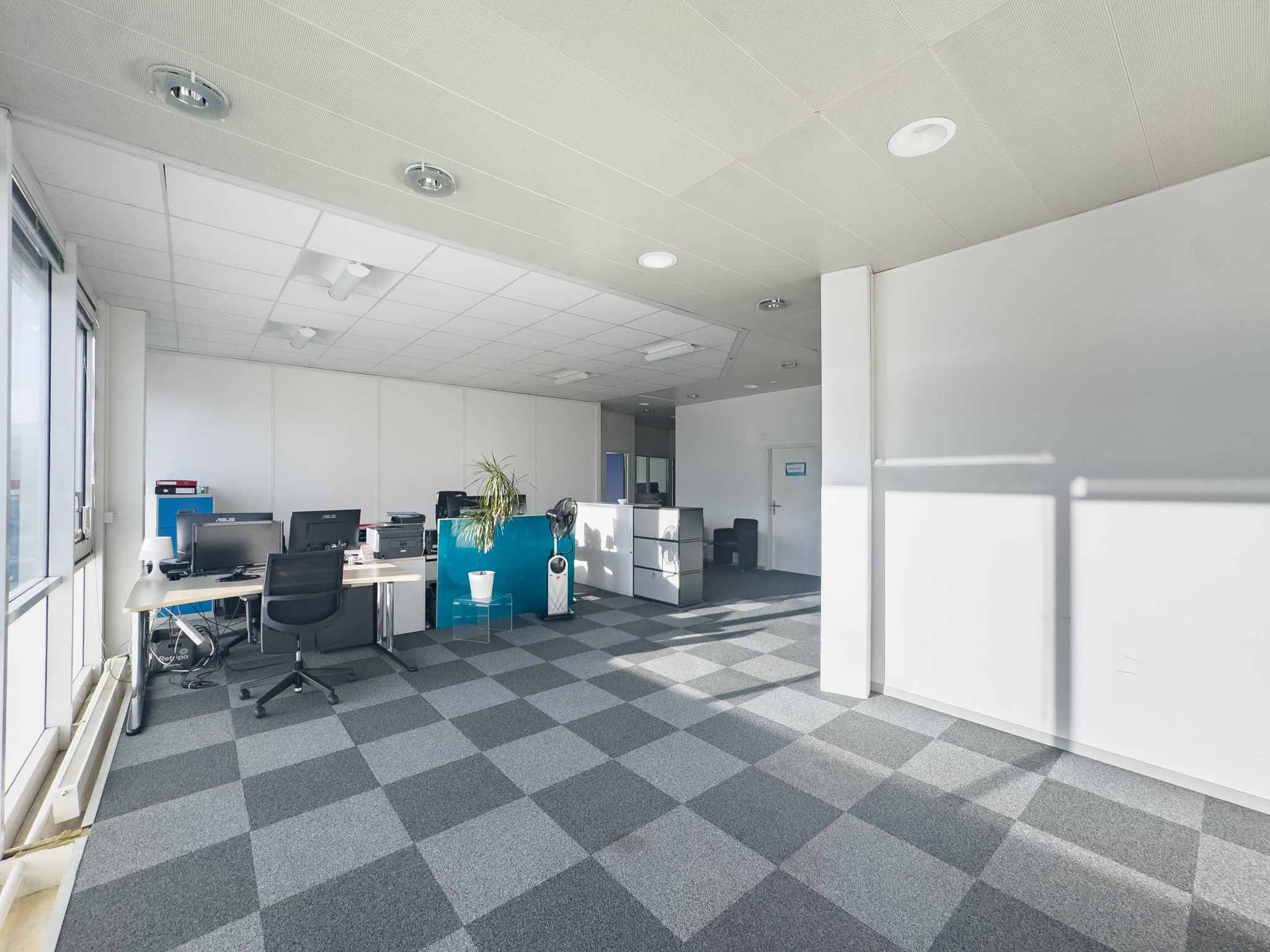 Bureau de 283 m² au 1er étage d’un bâtiment industriel au Lignon