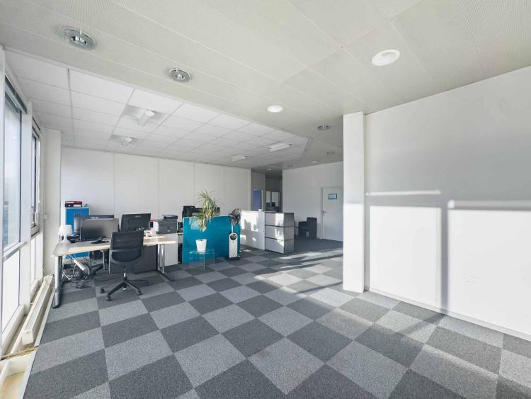 Bureau de 283 m² au 1er étage d’un bâtiment industriel au Lignon