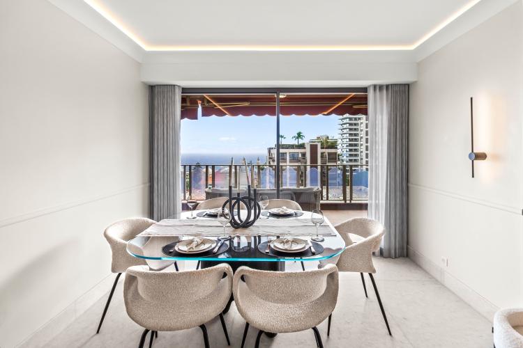 Riviera Palace: 4 Pièces Entièrement Rénové avec Vue Mer & Casino