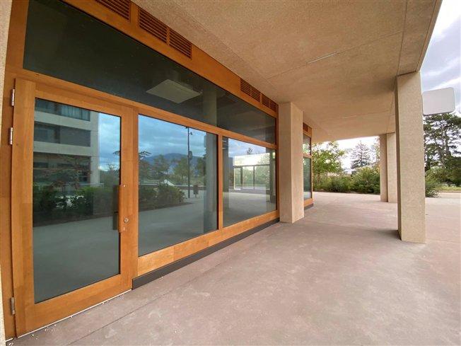 Schöner Gehweg mit Terrasse