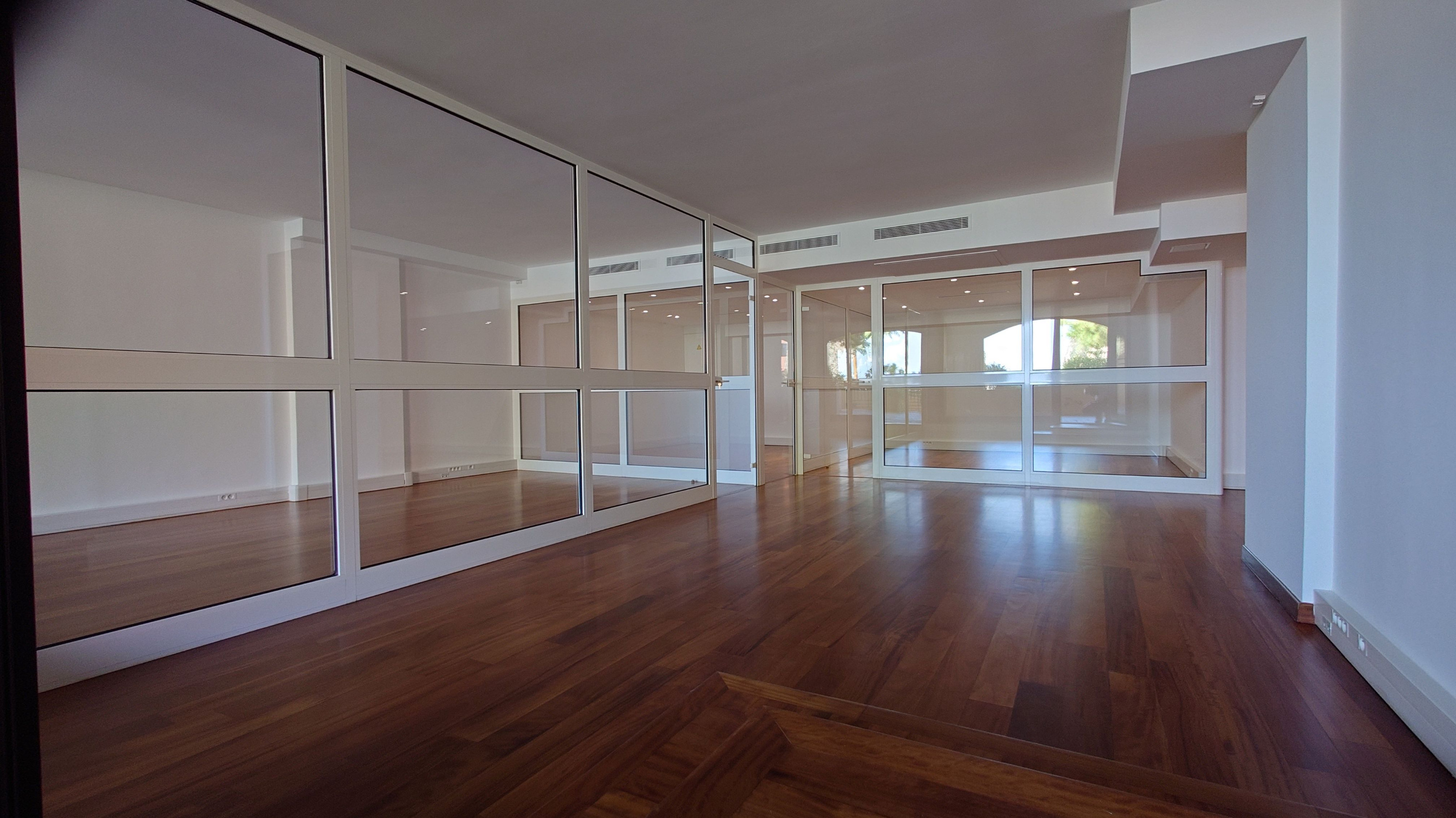 Bureau avec vitrine donnant une rue piétonne