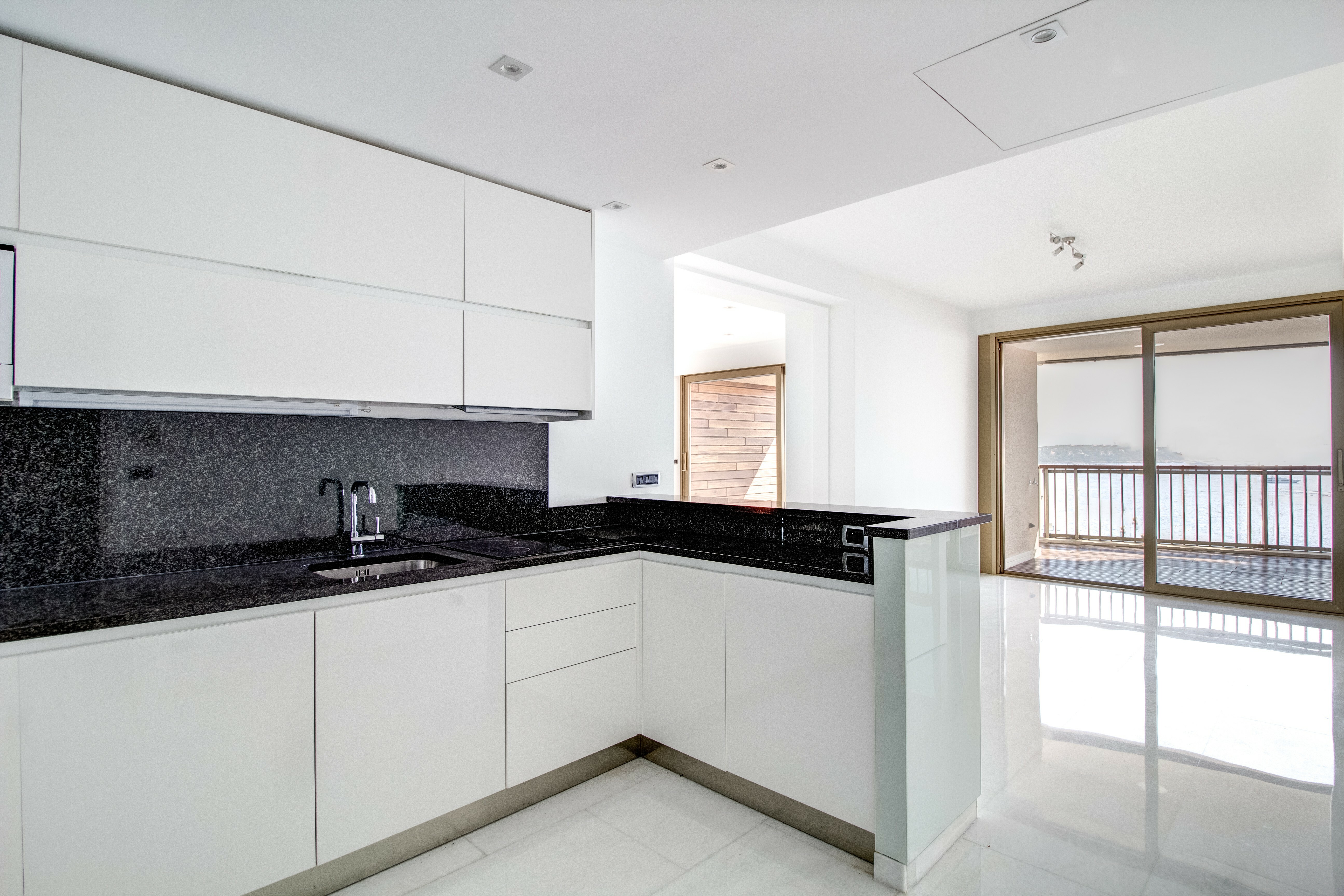 MIRABEAU : Rare appartement de 3 chambres à coucher et belle vue panoramique