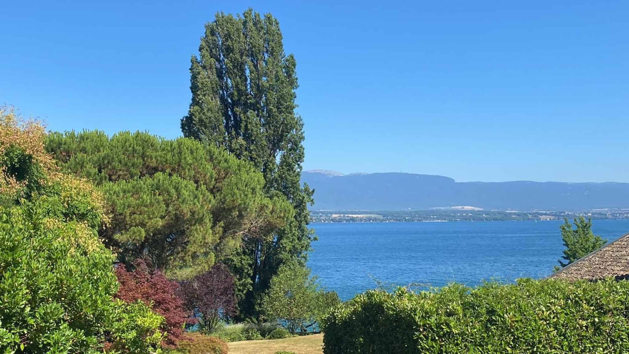 Villa d'architecte avec belle vue et accès privatif au lac