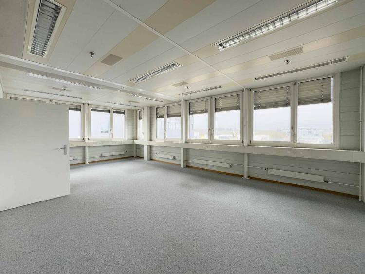 Bureaux lumineux et semi-aménagés à Meyrin