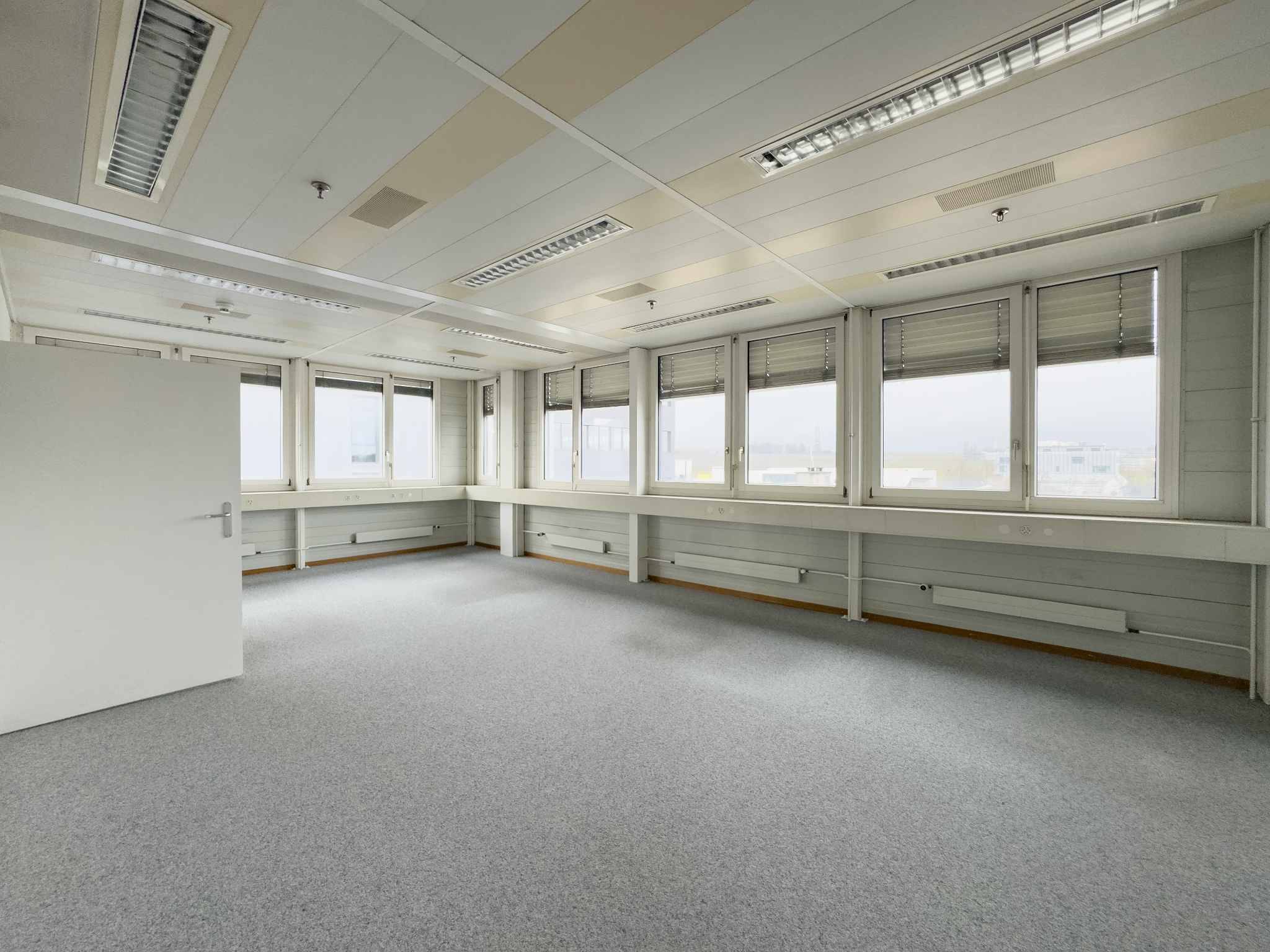 Bureaux lumineux et semi-aménagés à Meyrin