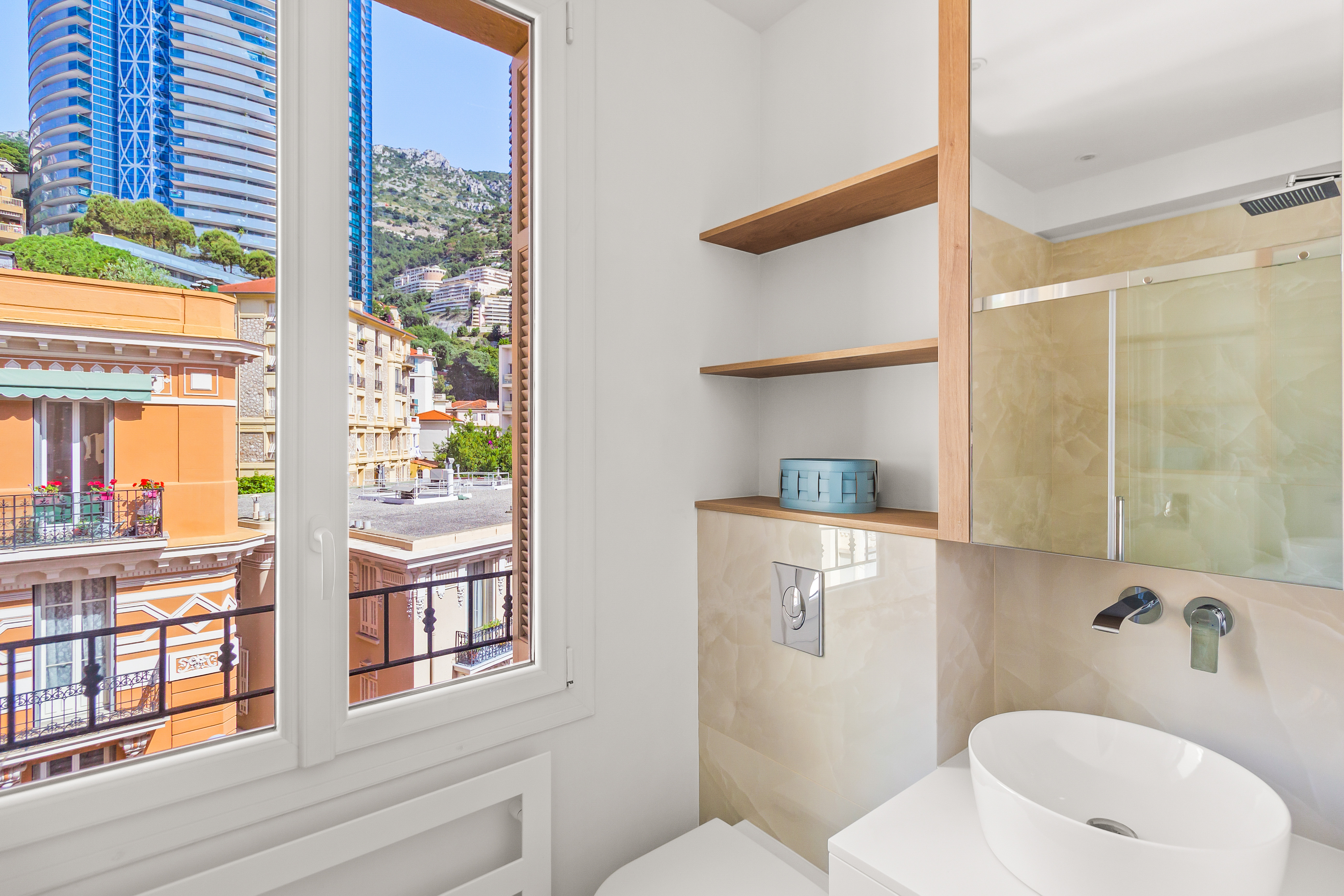 Appartement rénové de deux pièces avec une vue jusqu’à la mer
