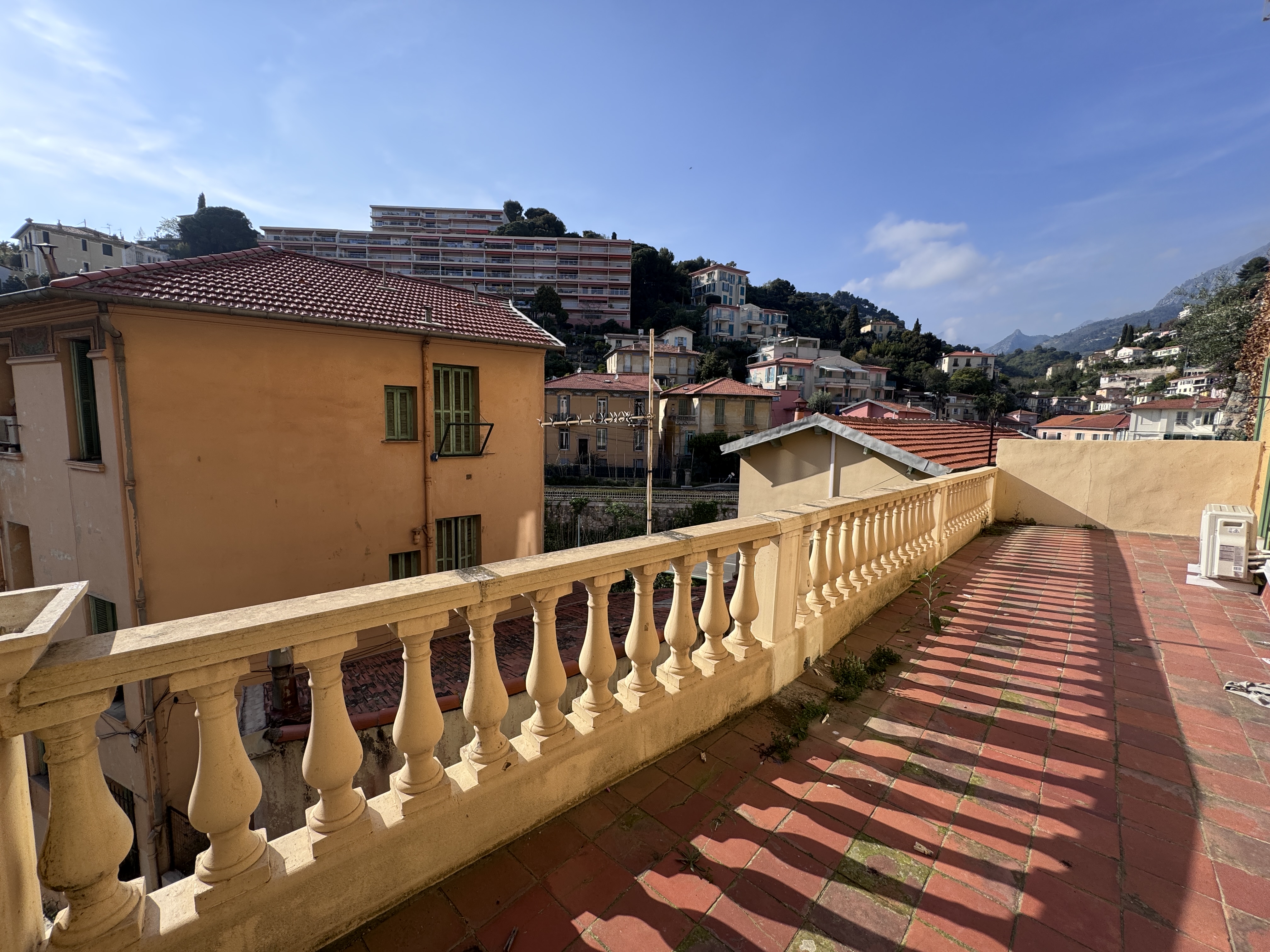 MENTON | GRAND APPARTEMENT DE 3 PIÈCES PROCHE DU CENTRE