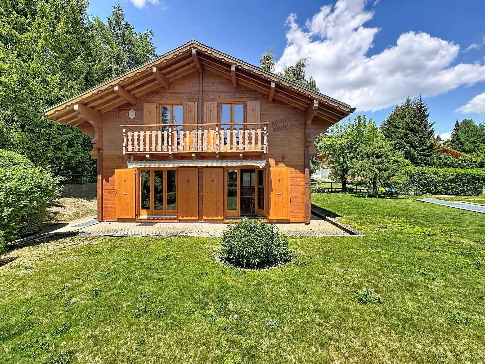 Domaine avec 2 chalets individuels reliés par les sous-sols