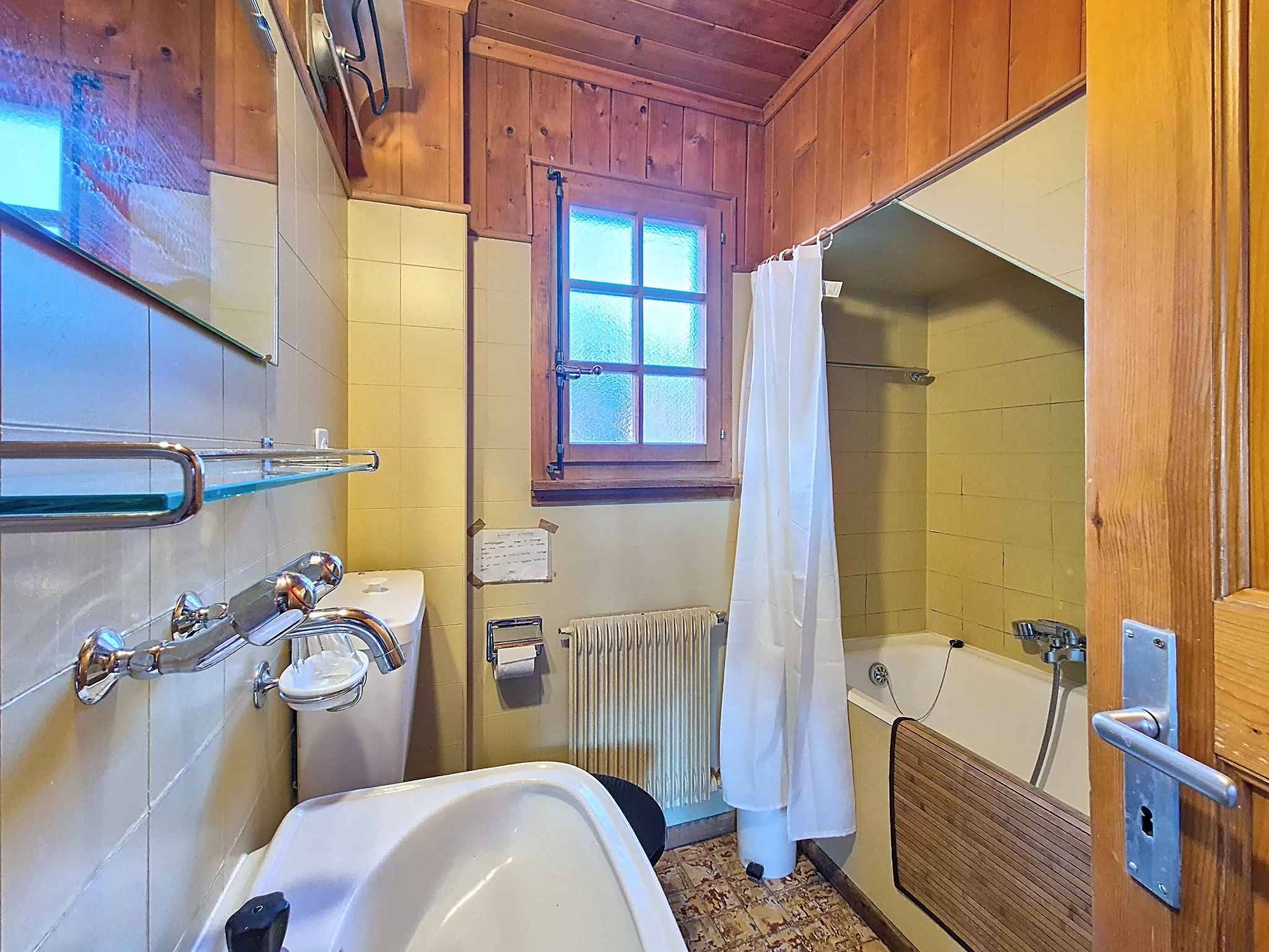 CHARMANT CHALET DE 7.5 PIÈCES AVEC POTENTIEL proche du centre de Crans