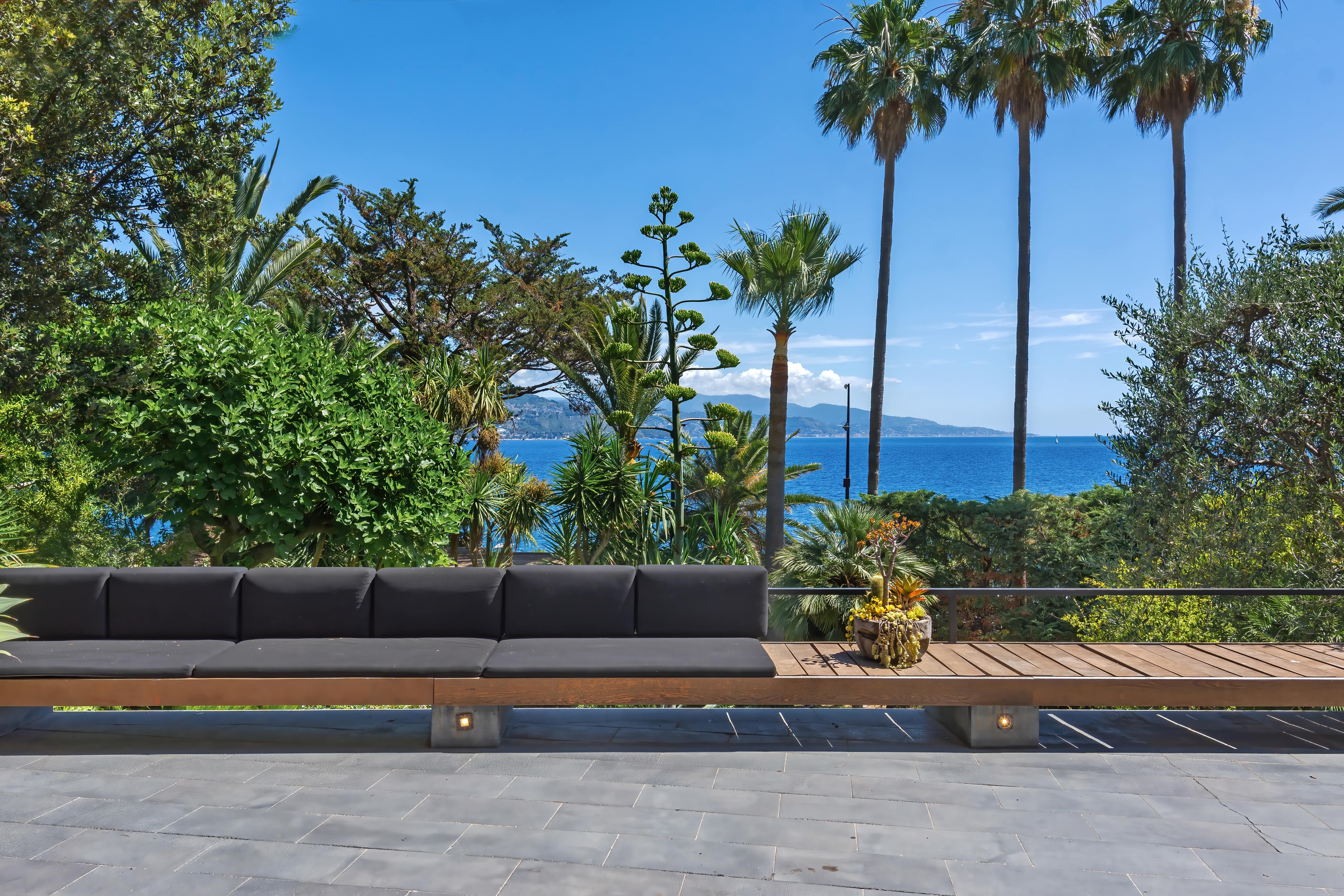 ROQUEBRUNE CAP MARTIN - PRESTIGIEUSE VILLA