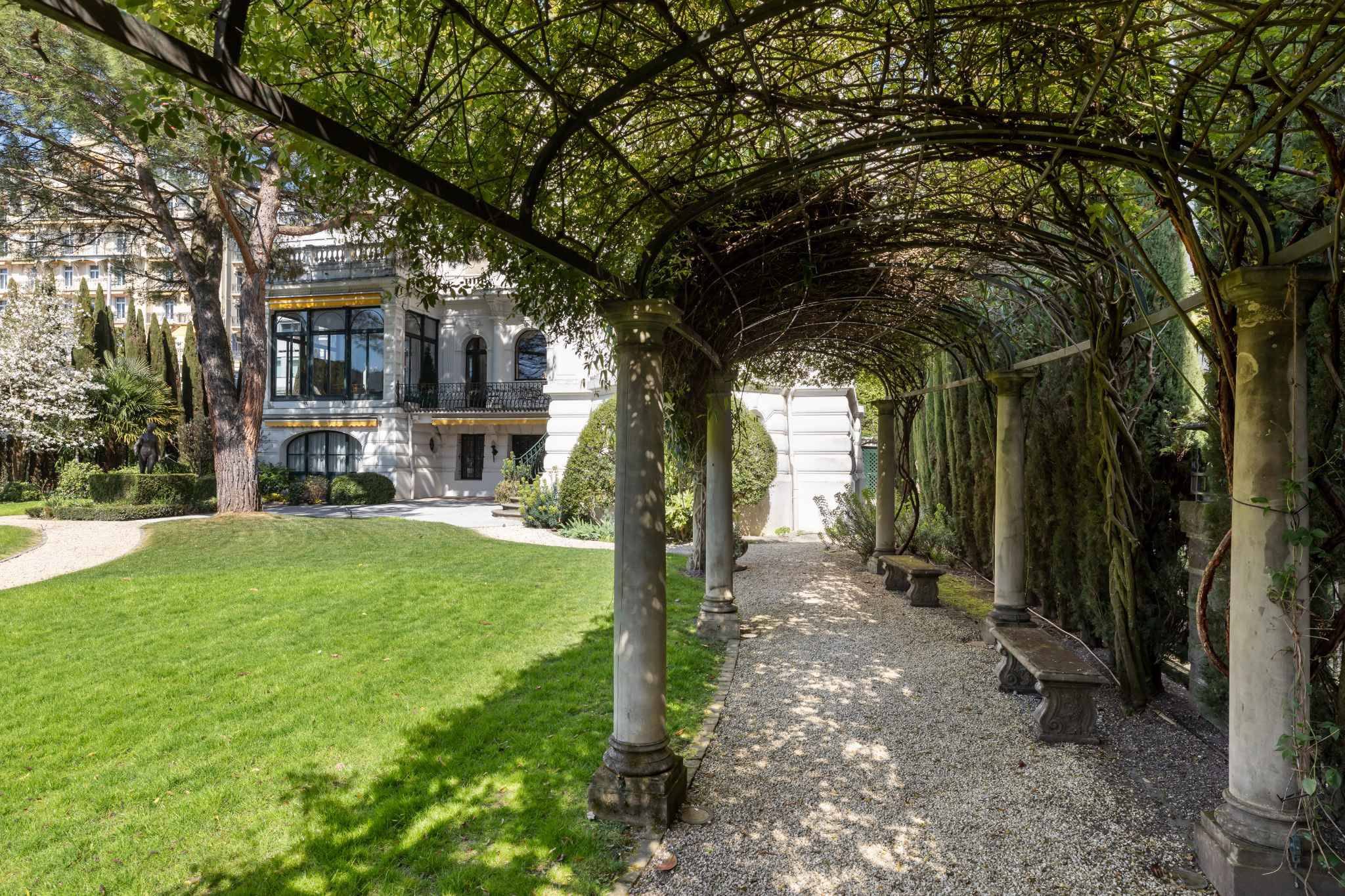 Perle architecturale au bord du lac